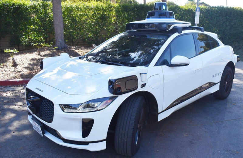 Автономен автомобил Waymo със сензори на покрива